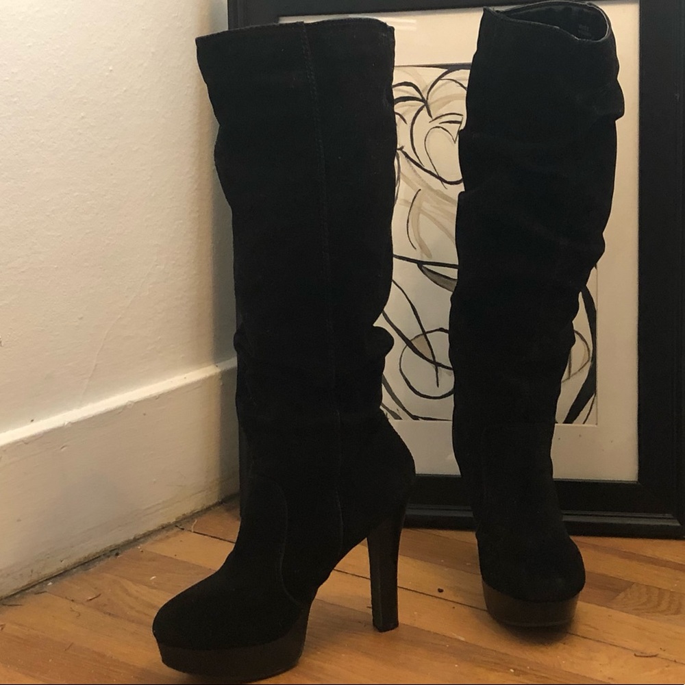 Size 8 R2 classy suede black boot.